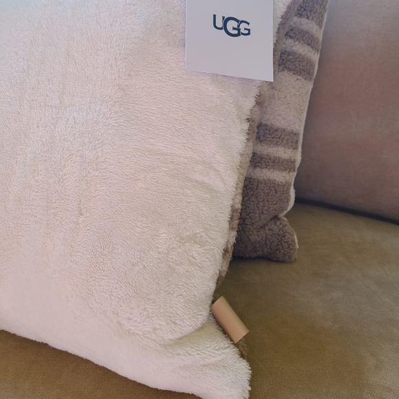 UGG PILLOW✨️HOST PICK✨️ - Picture 4 of 10